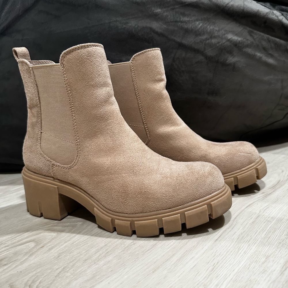Madden Girl Tan Chelsea Ankle Boots with Chunky Sole size 7.5